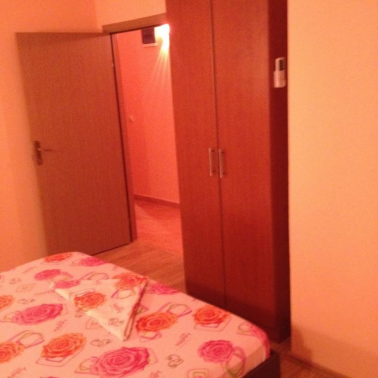 Grandino Rooms & Apartments Улцин Стая снимка